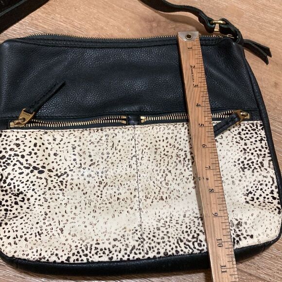 Fossil leather black and cow print Crossbody bag - Picture 5 of 9